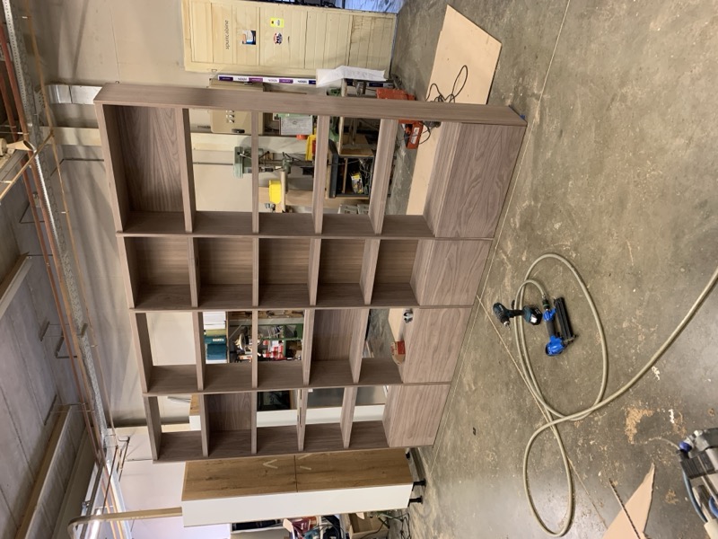 Boekenkast met notenhout fineer