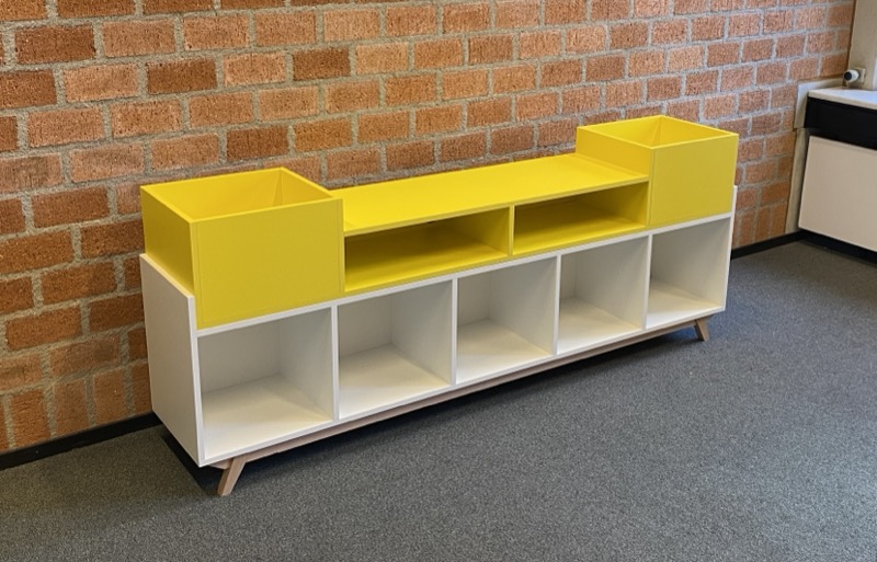 DJ meubel / platenkast in HPL met eiken onderstel